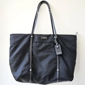 Tumi Voyageur Everyday Nylon Small Q Travel Bag Zipper Black Leather Straps EUC